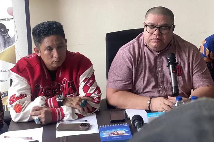 Firdaus Oiwobo Ngaku Enggak Sadar Naik ke Meja pada waktu Razman Nasution Ngamuk di area tempat PN Jakut