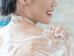 5 Kesalahan Mandi yang Bikin Kulit Kering, Ini Penjelasan Dokter Kulit