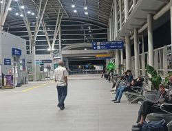 Fenomena Malam di Stasiun Cikarang: Penumpang Tidur Tunggu Kereta Pagi