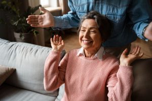 8 Kebiasaan Pagi yang Bikin Bahagia Sepanjang Hari di Usia 70-an