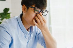 Sering Melihat Kilatan Cahaya di Sudut Mata? Ketahui Fotopsia dan Penyebabnya