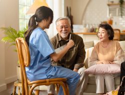 Lansia 60 Tahun Berani Hadapi Banjir dari Sibolga ke Pandan dengan Tali