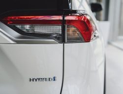 Berapa Lama Umur Baterai Mobil Hybrid? Ini Jawabannya