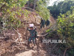 TNI Berjalan Kaki Tembus Wilayah Terisolasi di Tapteng, Lupas 20 Titik Longsor