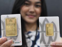 Harga emas turun, warga Kaltara pantau emas Antam 17 Januari 2026