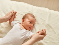 6 Hal Aneh yang Dilakukan Bayi dan Penjelasannya