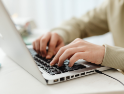 5 Prompt AI Cepat untuk Cover Letter Analis Keuangan, Marketing, dan HR