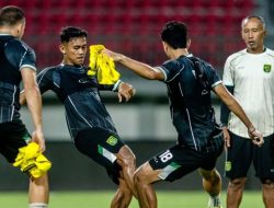 Uston Nawawi Abaikan! Persebaya Surabaya Fokus Lawan Madura United Tanpa Suporter