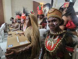 Pemprov Papua Tengah Bagikan Laptop Gratis untuk Siswa