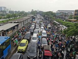 Lalu lintas Daan Mogot lumpuh akibat banjir, motor mogok dan pengendara frustrasi