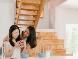 Seni Menjadi Tamu Sopan: 9 Kebiasaan yang Membahagiakan Tuan Rumah