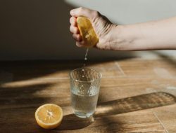 7 Manfaat Air Lemon untuk Kesehatan Tubuh dan Kecantikan Kulit