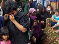 Suara Bergetar, Anak Deden Maulana Lantunkan Azan di Pemakaman Ayah