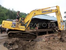 Para Korban Banjir Bandang Malalak Ditemukan Saat Alat Berat Normalisasi Sungai