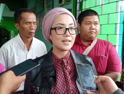 Melukis untuk Berbicara: Agung Fadilah, Guru Disabilitas Cirebon dan 24 Karyanya tentang Indonesia