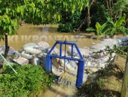 Kapolsek Losari Cirebon Sigap Sejak Pagi, Karung Pasir Siap Hadang Banjir