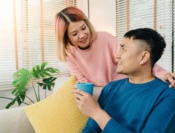 Orang dengan 7 Perilaku Ini Mungkin Diajarkan Cinta Harus Diperjuangkan Sejak Kecil, Menurut Psikologi