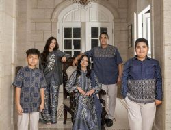 Potret Keluarga Nia Ramadhani Jadi Inspirasi Baju Muslim Lokal