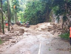Hujan deras guyur Agam, banjir 2 meter dan longsor tutup jalan provinsi