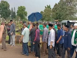Keluarga Menangis Saat Jenazah Pilot Egon Erawan Dimakamkan di TPU Tanah Kusir