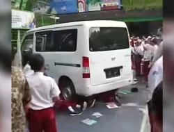 Siswa Berkerumun di Mobil MBG, Kadisdik Akui Keterlambatan Pengantaran