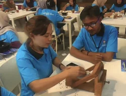 Pemilik Rokok HS yang Kecelakaan Bersama Istri Dianugerahi Penghargaan Alumni Peduli