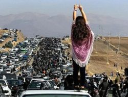 Massa Berdemo Rayakan Kematian Khamenei Saat Iran Berduka