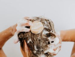 7 Tips Perawatan Rambut Kering dan Kusut di Rumah