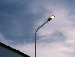 Listrik terang, jalan tetap gelap?