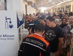 Datang Pakai Kaos Band, Wamen LH Sidak Kebersihan Stasiun Cirebon Jelang Lebaran