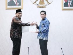 Tangis Hendri Praja Pecah Usai Terima SK Plt Bupati Rejang Lebong Pasca OTT KPK