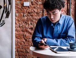 5 Tips Pilih Warna Baju Lebaran untuk Wajah Cerah Pria