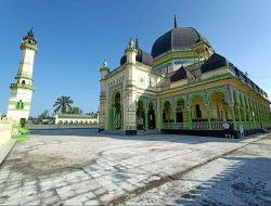 Masjid Aziziyah Langkat, Berdiri Tahun 1905, Tempat Makam Tokoh Penting
