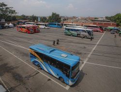11 Tahun Menunggu Kembali: Ibu Nur Hanya Menyaksikan Pemudik di Terminal Cicaheum